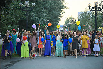 1 августа 2017 г., Барнаул. Смолихина Екатерина   Праздник красоты: десятки жительниц Барнаула приняли участие во флешмобе женственности 