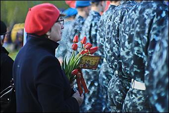 9 мая 2017 г. Барнаул    Никто не забыт: барнаульцы несут цветы к Мемориалу Славы в День Победы