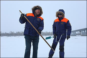 16 января 2018 г., Барнаул. Екатерина Смолихина   Спасатели проводят контрольные замеры толщины льда в преддверии Крещения 