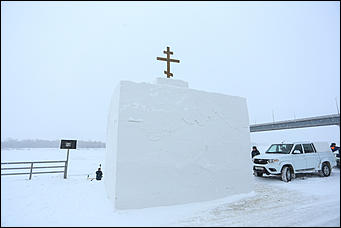 16 января 2018 г., Барнаул. Екатерина Смолихина   Спасатели проводят контрольные замеры толщины льда в преддверии Крещения 