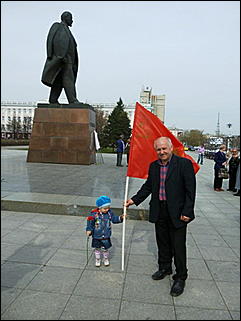 22 апреля 2011 г., Барнаул   Коммунисты возложили цветы к памятнику Ленина