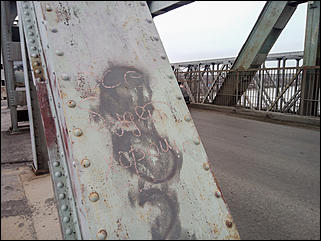 20 апреля 2018 г., Барнаул. Екатерина Смолихина   Почему старый мост в Барнауле становится опасным