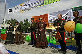30 октября 2008 г., Барнаул   День города: газета "Вечерний Барнаул" угощала икрой и дарила телевизор