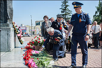 22 июнь 2016 г., Барнаул   Барнаульцы пришли возложить цветы к Мемориалу Славы