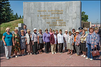 22 июнь 2016 г., Барнаул   Барнаульцы пришли возложить цветы к Мемориалу Славы