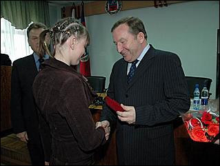 23 мая 2006 г, Барнаул   <P>Вручение золотых медалей спортсменкам барнаульского "Коммунальщика"</P>