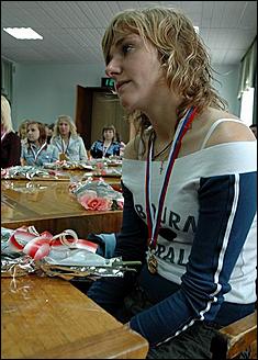 23 мая 2006 г, Барнаул   <P>Вручение золотых медалей спортсменкам барнаульского "Коммунальщика"</P>