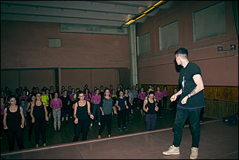 4 декабря 2015 г   Глухой участник шоу Танцы на ТНТ провел мастер-класс в Барнауле. Фото