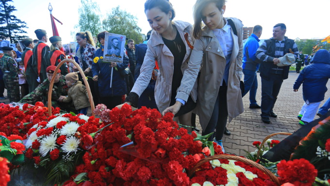 9 мая 2017 г. Барнаул    Никто не забыт: барнаульцы несут цветы к Мемориалу Славы в День Победы