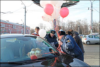7 март 2012 г.,  Барнаул   Автоцентр АНТ официальный дилер CITROЁN совместно с отделом ГИБДД УМВД России по г.Барнаулу поздравил девушек-водителей с международным женским днём