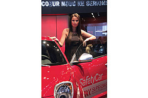   Автосалон в Париже: лучшие девушки Франции (auto.mail.ru)