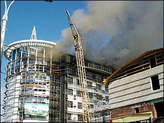 14 августа 2006 г., Белокуриха   Пожар гостиничного комплекса в Белокурихе (фото Кирилла Дорофеева, газета "Планета NEWS")
