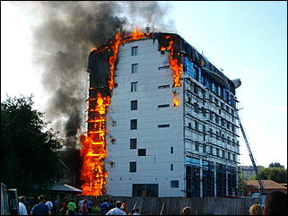 14 августа 2006 г., Белокуриха   Пожар гостиничного комплекса в Белокурихе (фото Кирилла Дорофеева, газета "Планета NEWS")