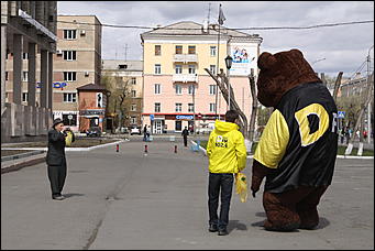 1 май 2012 г., Барнаул   Танцы с медведем. Радиостанция «DFM» в Барнауле отпраздновала свой день рождения