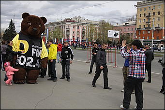 1 май 2012 г., Барнаул   Танцы с медведем. Радиостанция «DFM» в Барнауле отпраздновала свой день рождения