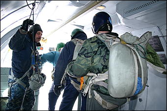 11 марта 2006 г., г. Бийск   Тренировка лесных пожарных<BR><EM>(Фото Георгия Блинова и Ольги Комиссаровой</EM> )