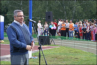 23 августа 2009 г., Барнаул   Открытие спортивной площадки в Железнодорожном районе Барнаула 