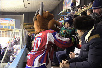 20 ноября 2016 года, Барнаул, Дворец спорта и зрелищ   Хоккейный клуб "Алтай" потерпел разгромное поражение от "Славутича" из Смоленска 