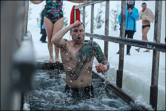 19 января 2020 г., Барнаул. Екатерина Смолихина   Боятся, но купаются. Как в Барнауле прошло Крещение Господне