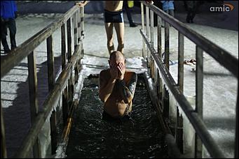 19 января 2020 г., Барнаул. Екатерина Смолихина   Боятся, но купаются. Как в Барнауле прошло Крещение Господне