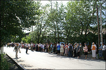 3 - 5 июля 2007 г., Барнаул   В Покровском соборе Барнаула открыт доступ к святым мощам Апостола Луки