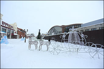 19 декабря 2018 г., Барнаул. Екатерина Смолихина   Новогодняя пешеходная: как на Мало-Тобольской строят снежный городок