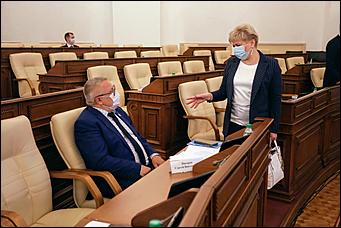 28 мая 2020 г., Барнаул   В масках и соблюдая дистанцию. Как депутаты слушали годовой отчет Виктора Томенко