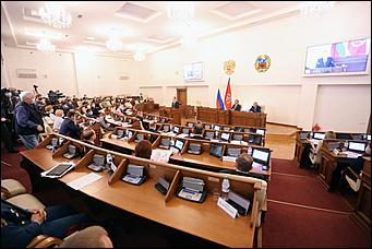 28 мая 2020 г., Барнаул   В масках и соблюдая дистанцию. Как депутаты слушали годовой отчет Виктора Томенко