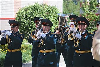 9 мая 2020 г., Барнаул   Спасибо за Победу. Для барнаульских ветеранов провели "личные" военные парады во дворе
