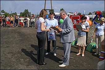 23 августа 2009 г., Барнаул   Открытие детского спортивно-игрового комплекса в Октябрьском районе Барнаула
