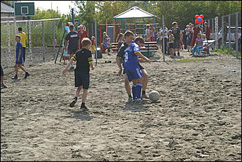 23 августа 2009 г., Барнаул   Открытие детского спортивно-игрового комплекса в Октябрьском районе Барнаула
