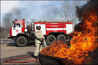 28 апрель 2016 г., Барнаул   Условный пожар вспыхнул в лесах Бобровки. Завершающий день учений МЧС и как выглядит передвижной Центр управления изнутри. 