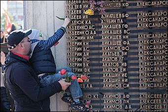 9 май 2016 г., Барнаул © Амител Вячеслав Мельников   Торжественное возложение цветов к Мемориалу Славы